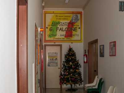A fare da contraltare alla mancanza di servizi, c�� per� lo spirito di comunit� che anima la popolazione. Come detto esiste un comitato di quartiere (nato nel 1992), da cui prese vita nel 1995 l�associazione �Giovanni Falcone�